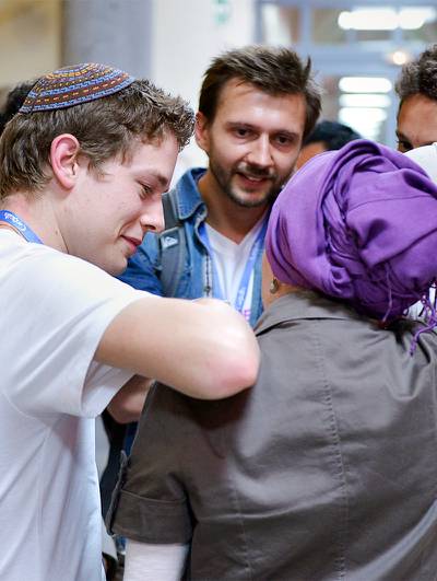 Jeunes juifs, musulmans, chrétiens et athées échangent ensemble